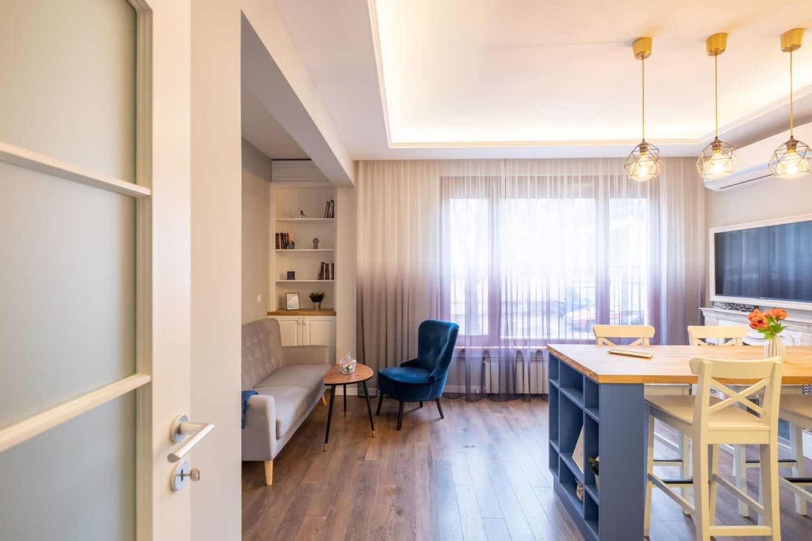 Designer &amp; Cozy 2BD Flat In the city center - Photo 11