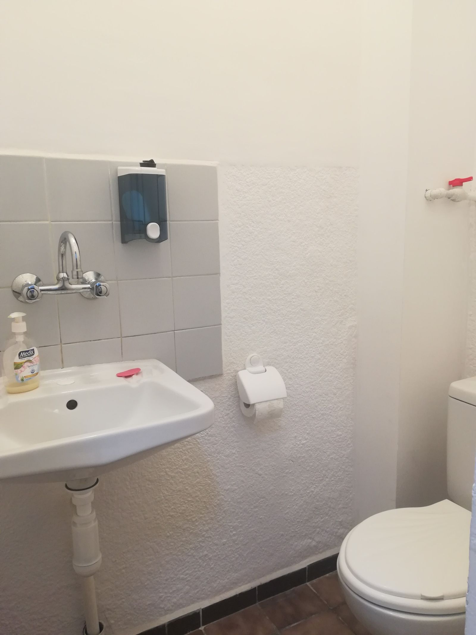 Office in an old building (1938) that is a cultural monument. Size 160 sq. m. No bathroom. No elevator, 4-th floor; 5 rooms; 2 small balconies. - Photo 20