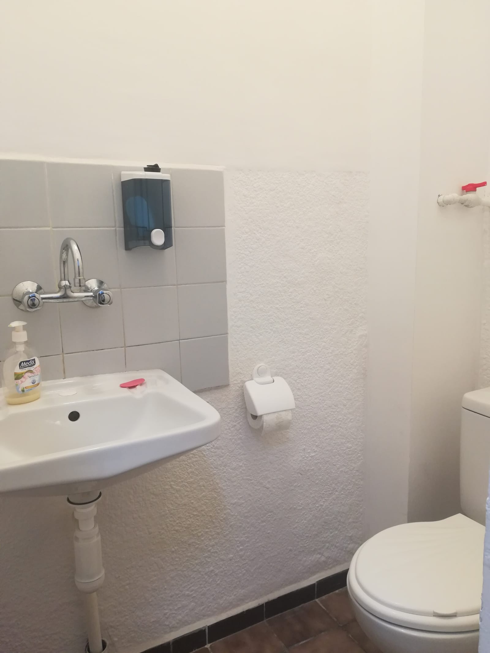 Office in an old building (1938) that is a cultural monument. Size 160 sq. m. No bathroom. No elevator, 4-th floor; 5 rooms; 2 small balconies. - Photo 20