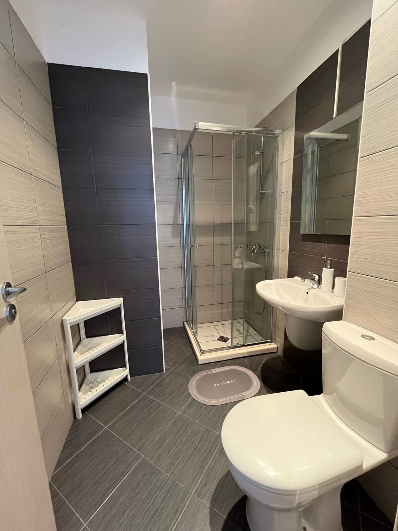 Spacious 3BD flat with Parking and Sea View - Photo 32