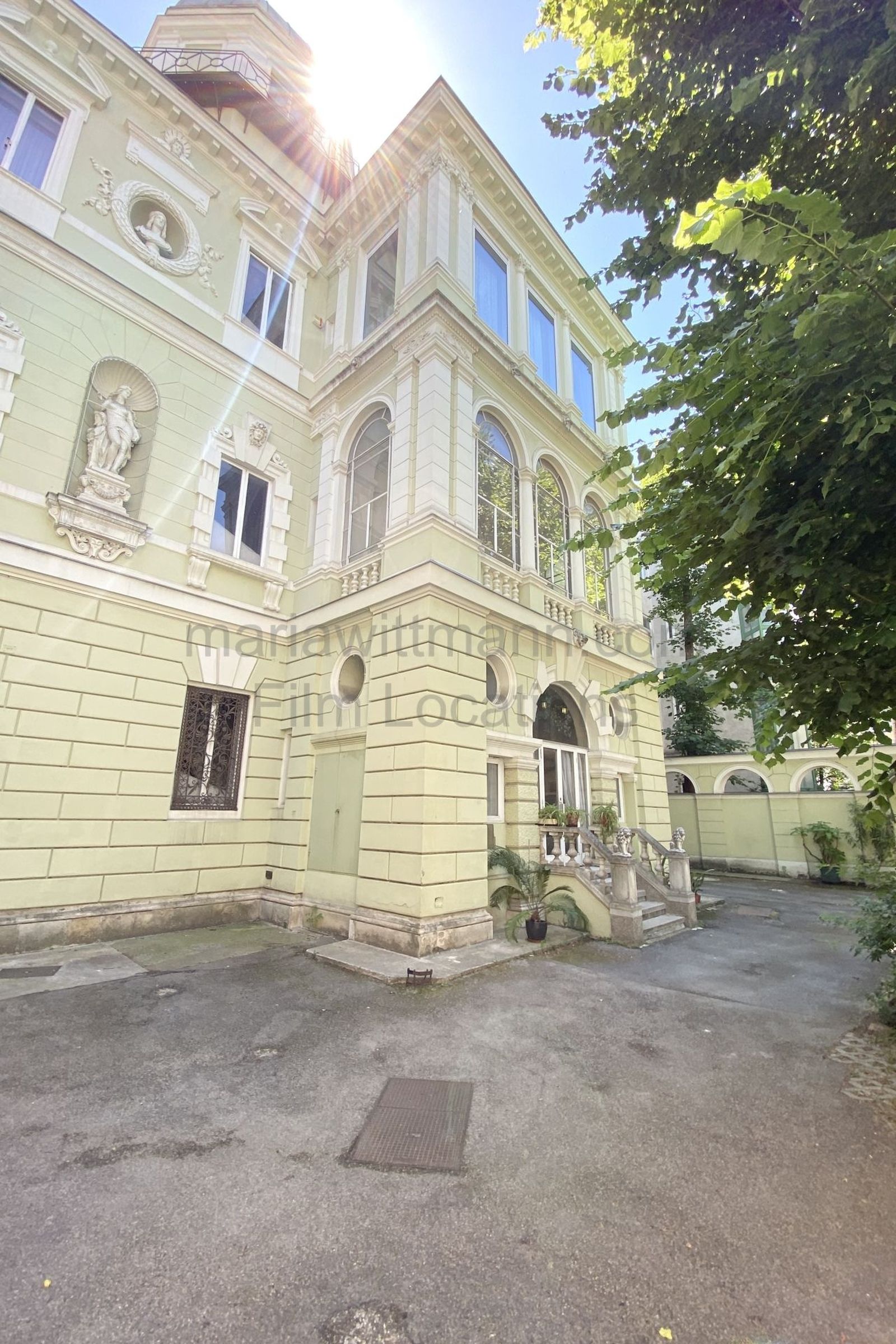 Classic Grand Apartment with Connecting Period Drawing Rooms - Photo 24