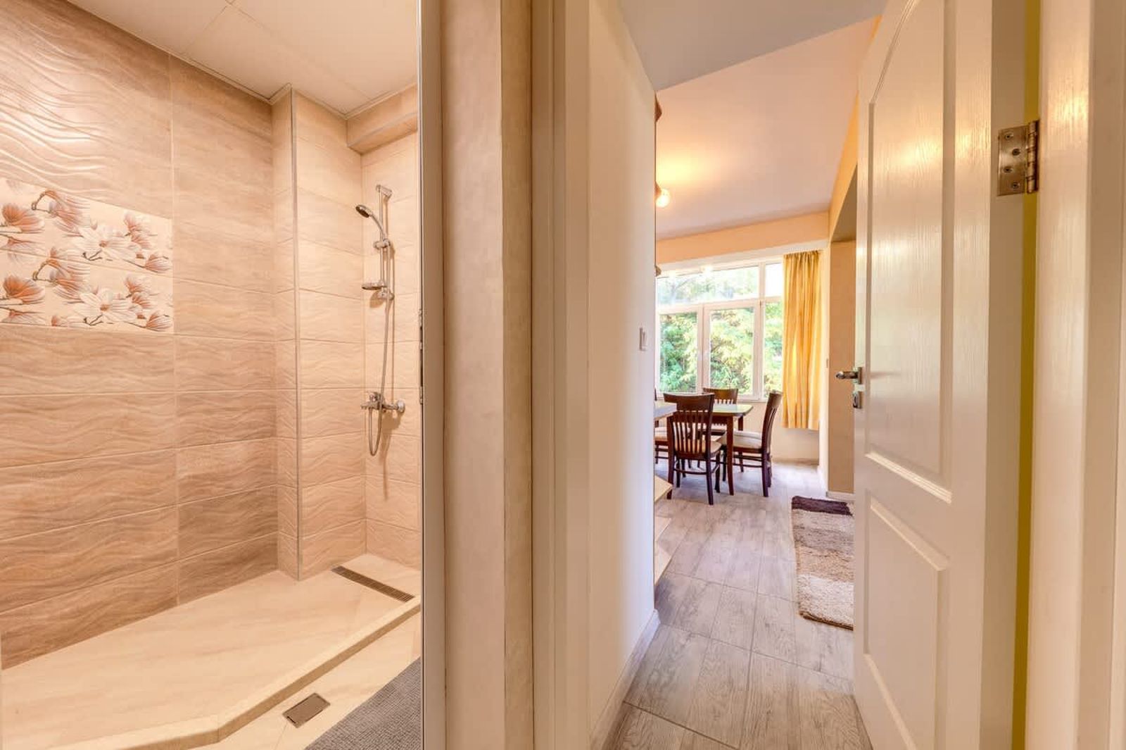 Bright retreat with Balcony &amp; Mountain Views - Photo 15