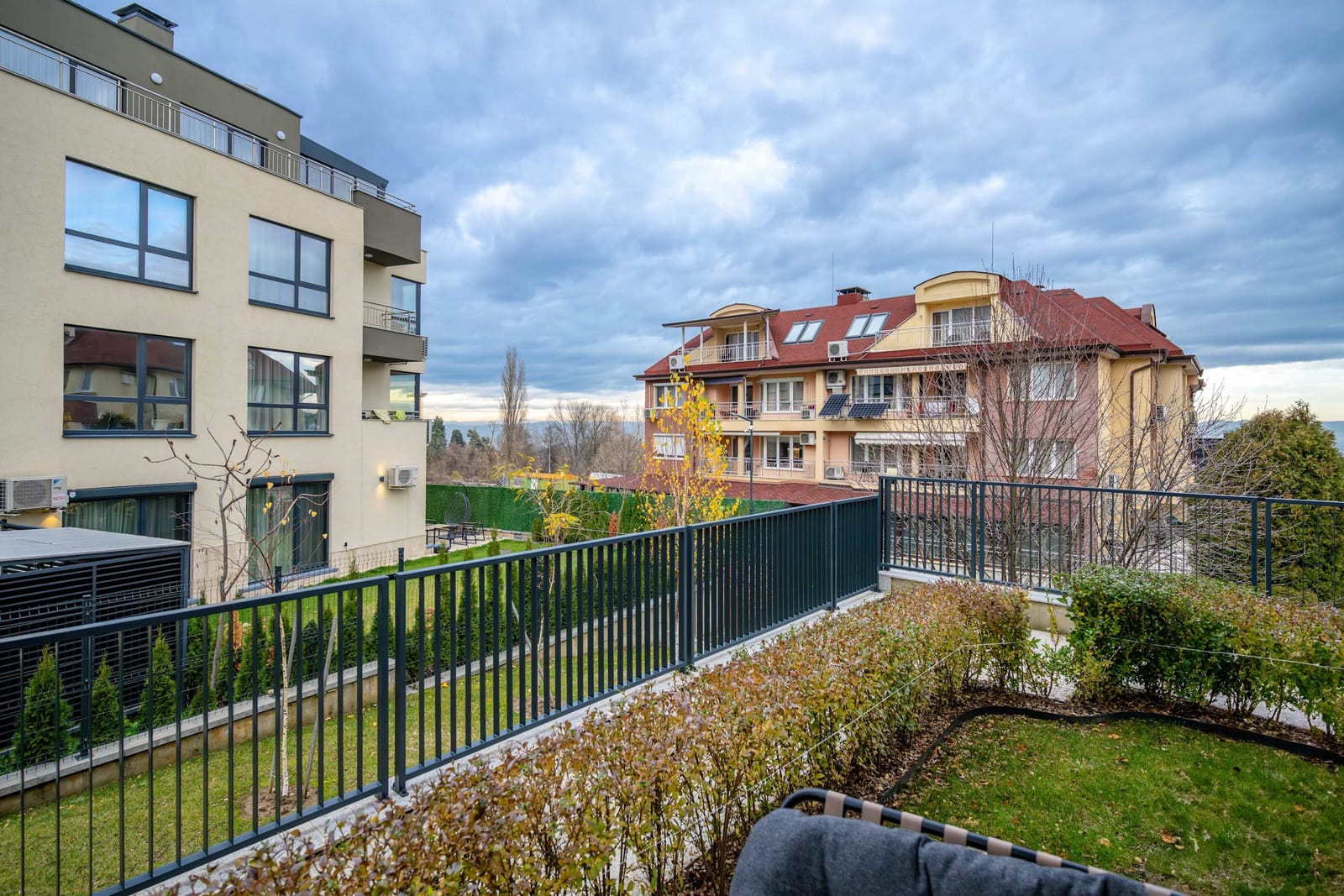 Warm &amp; Stylish Retreat in a Quiet Area - Photo 25