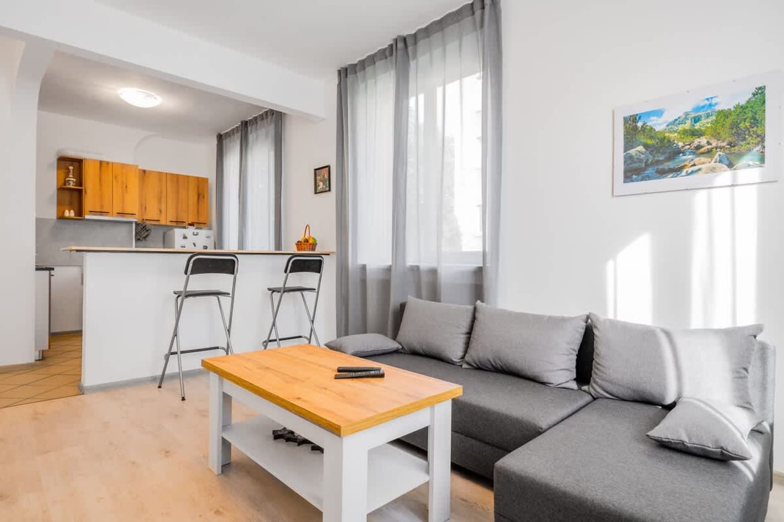 Central 1BD with Workspace &amp; Subway Access - Photo 2