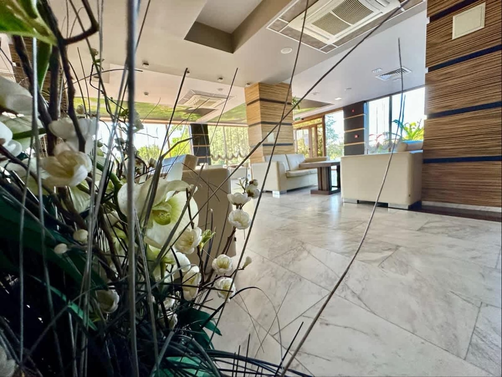 River Park Superior Studio with pool view - Photo 8