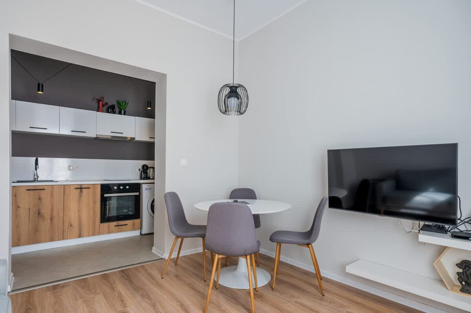 Light and Modern 2BD Flat Next To Women's Market - Photo 4