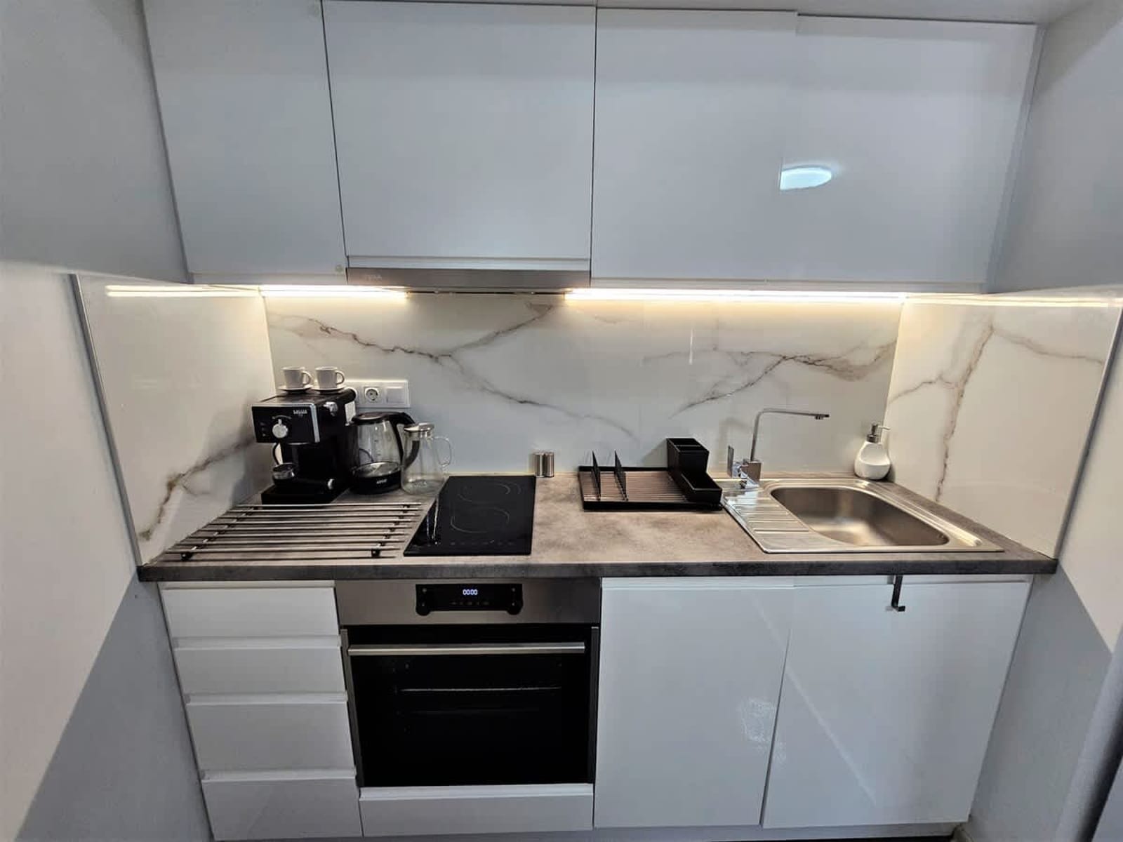 Cozy and Functional Business One-Bedroom Apartment - Photo 5