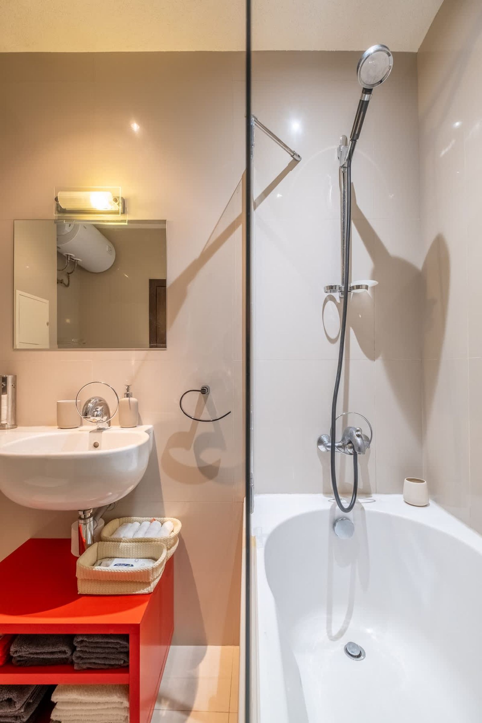 Chic 1BD Flat near Metro | Workspace &amp; Terrace - Photo 21