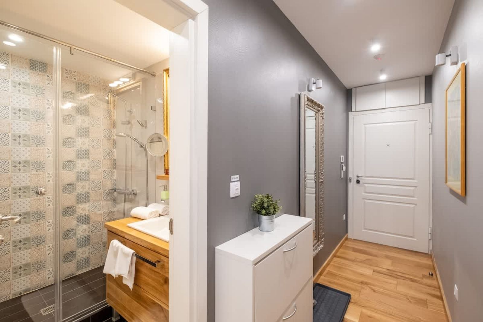 High-end Designer Studio - AC + Parking - Photo 20