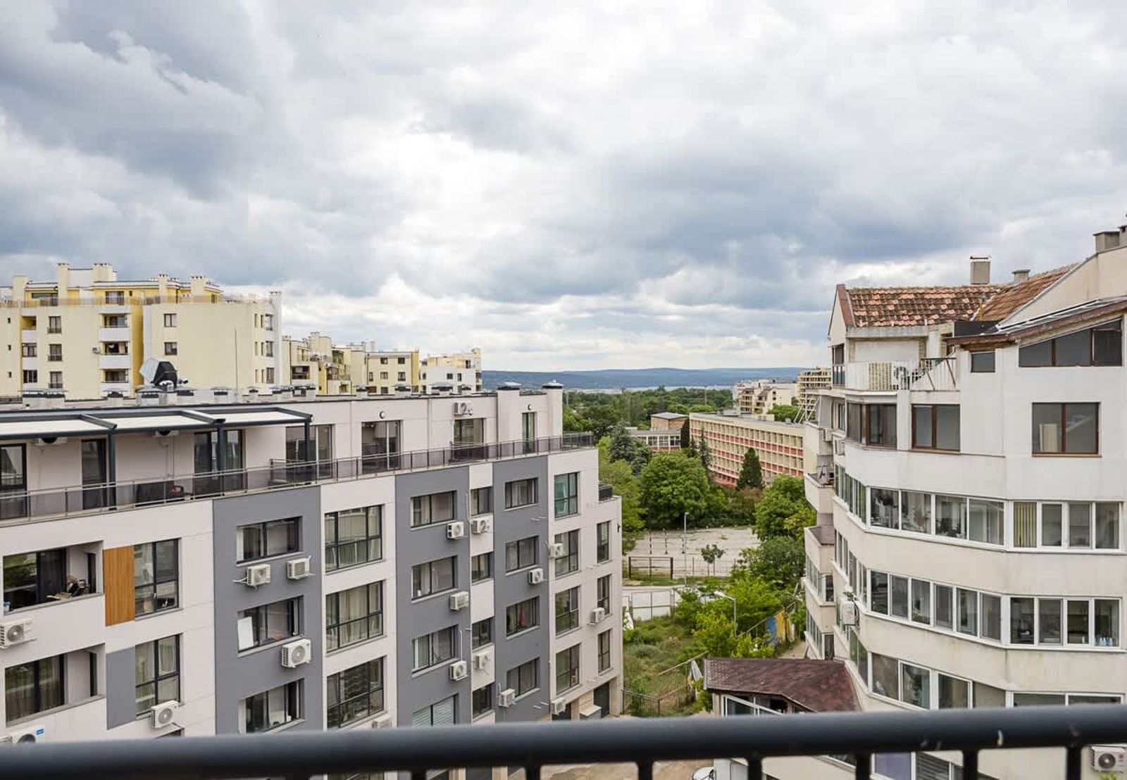 Urban &amp; Cozy Escape - 1BR Flat near GrandMallVarna - Photo 3