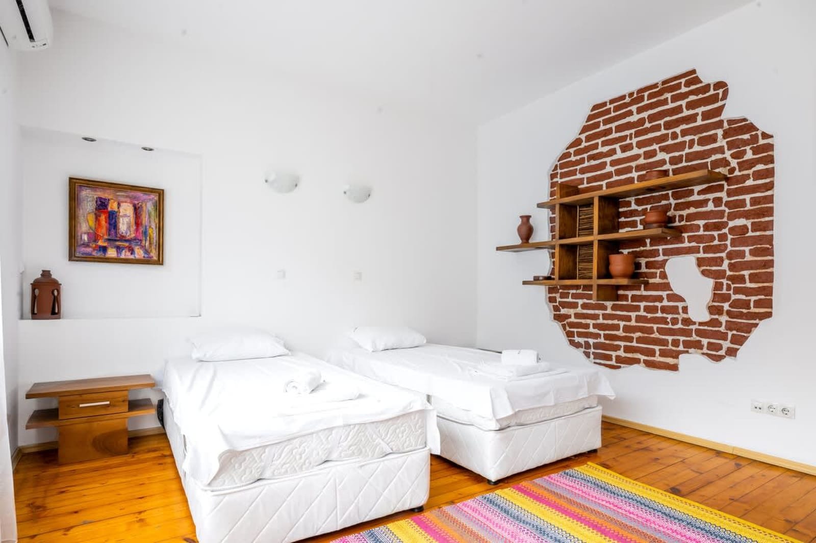 Sofia's Vintage Gem: Spacious 2BD Flat on Solunska - Photo 15