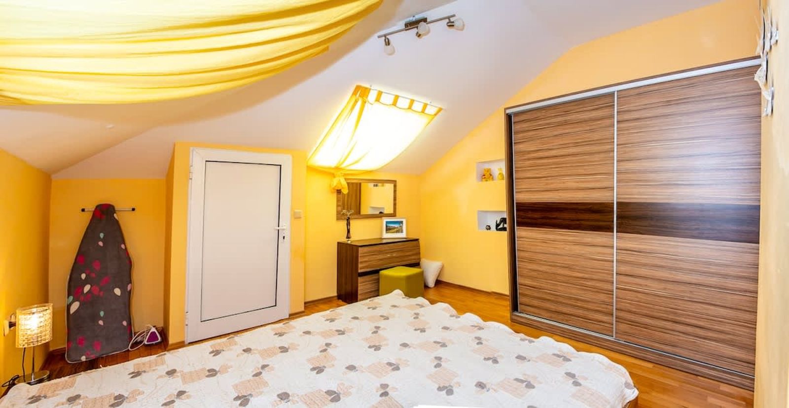 Spacious &amp; Sunny Maisonette w/ Terrace near Centre - Photo 27