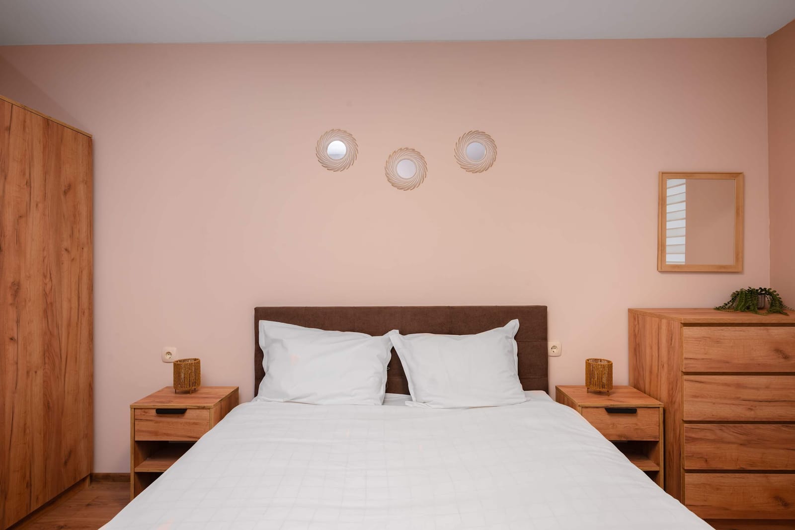 Warm &amp; Spacious Stay with Balcony - Photo 3