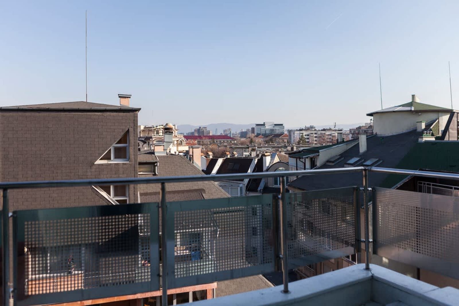 Tony's Sunny Rooftop Studio - Photo 9