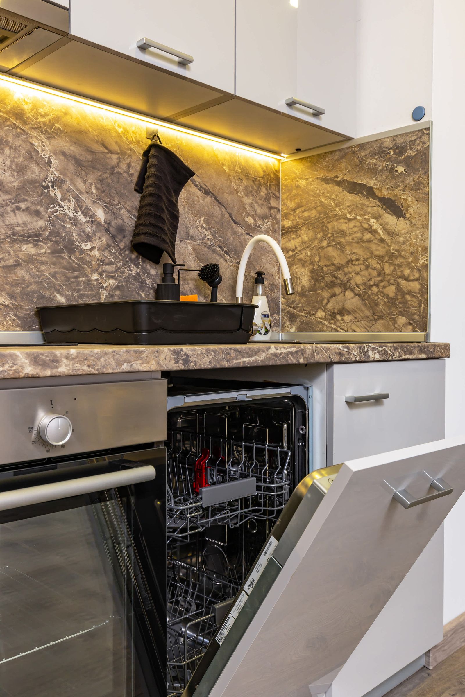 Top-Floor Flat with Balcony - Photo 8