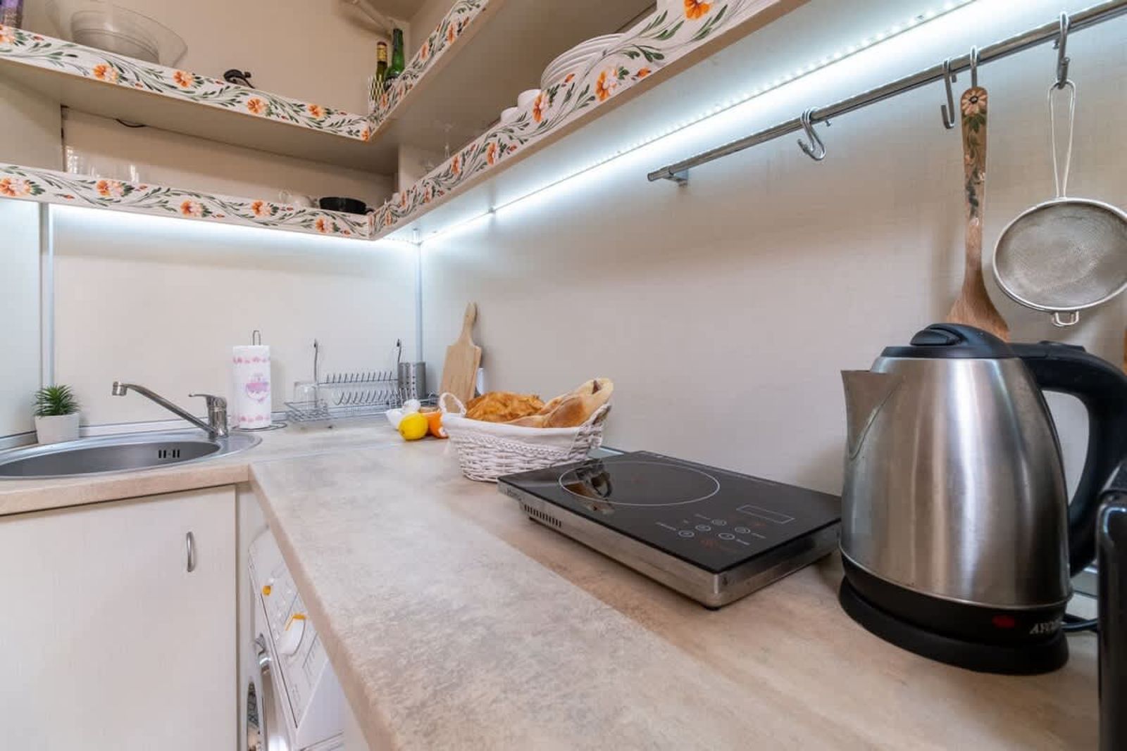 Chic Urban Getaway in City Center - Photo 12