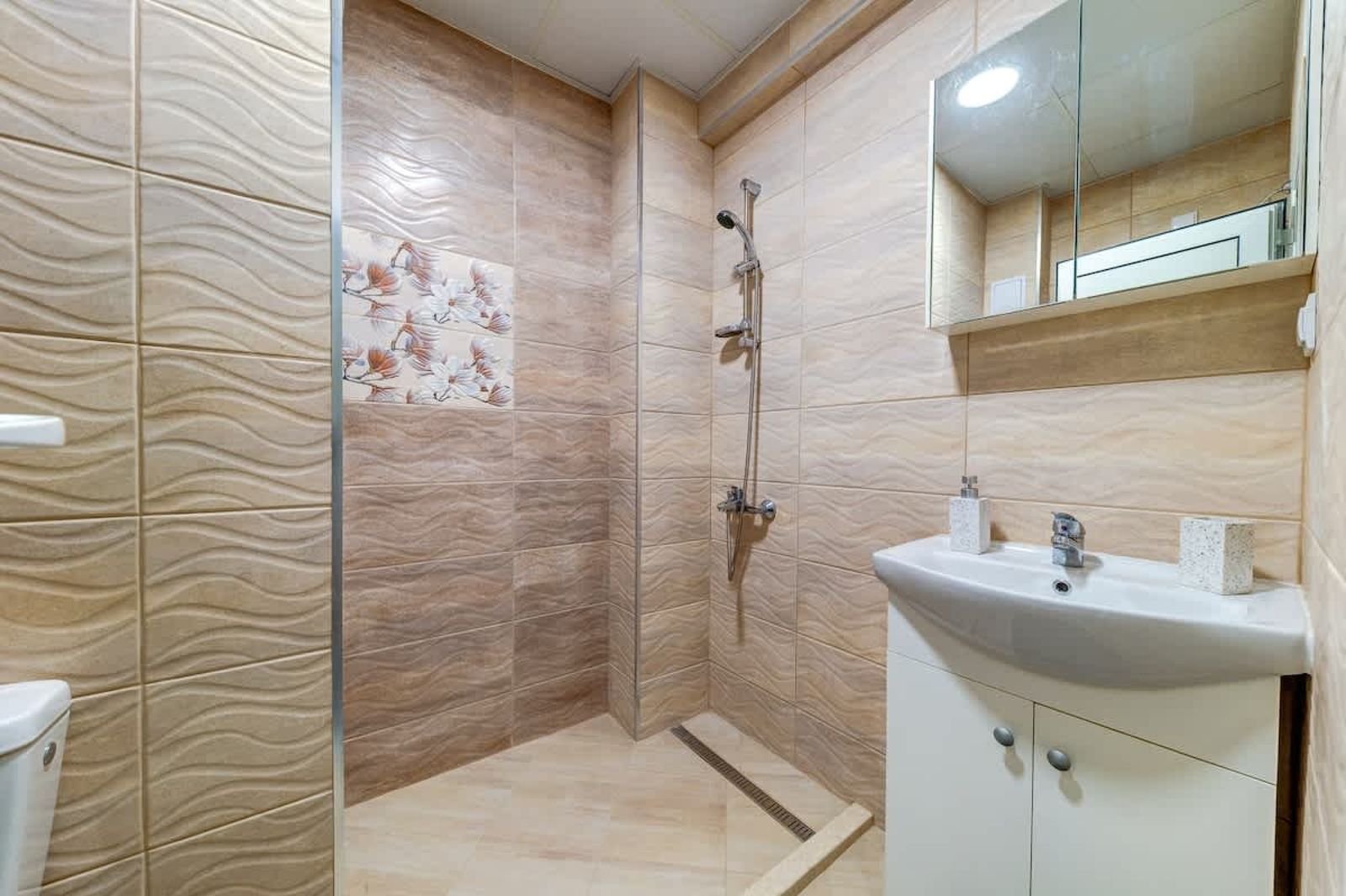 Bright retreat with Balcony &amp; Mountain Views - Photo 16