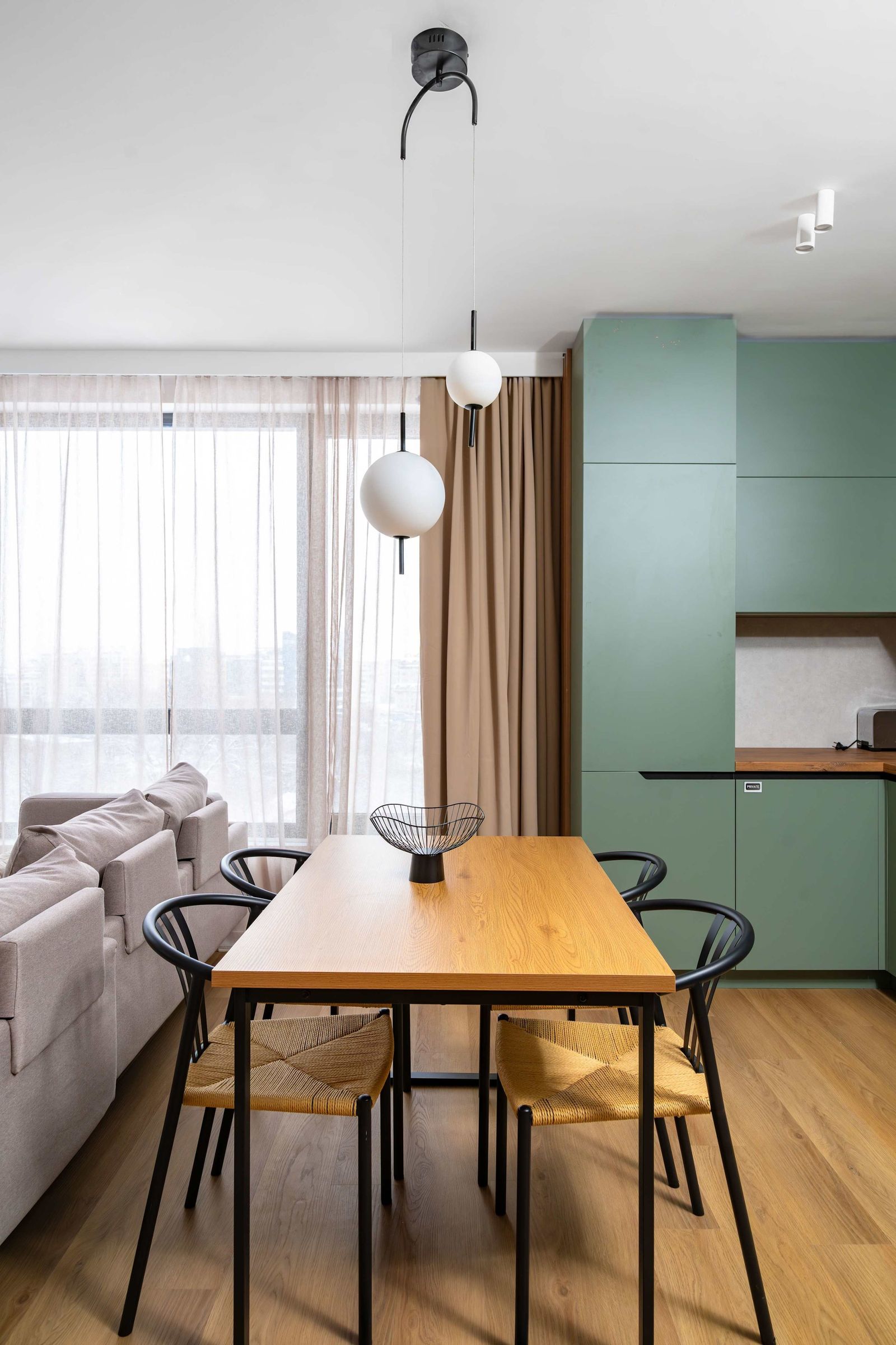 Spacious 2BR Apartment - Modern Design - Photo 20