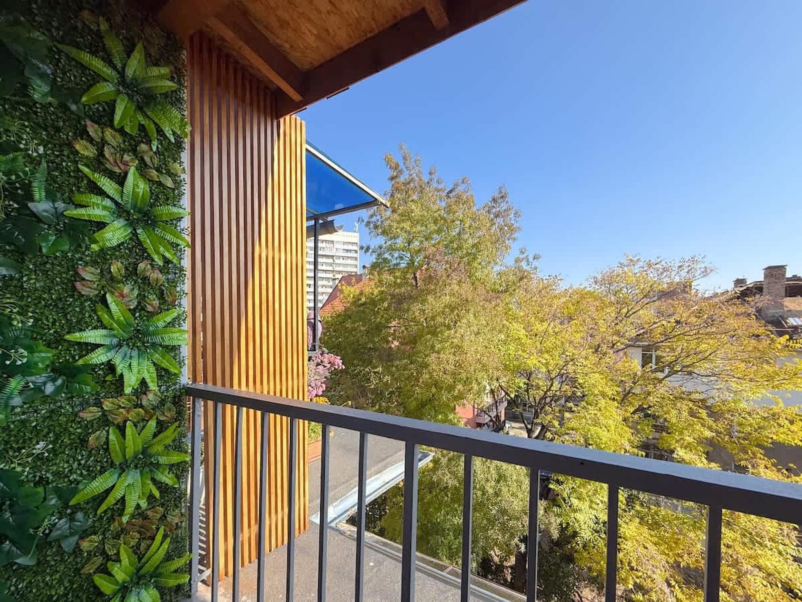 Split-Level City Stay with Balcony - Photo 5