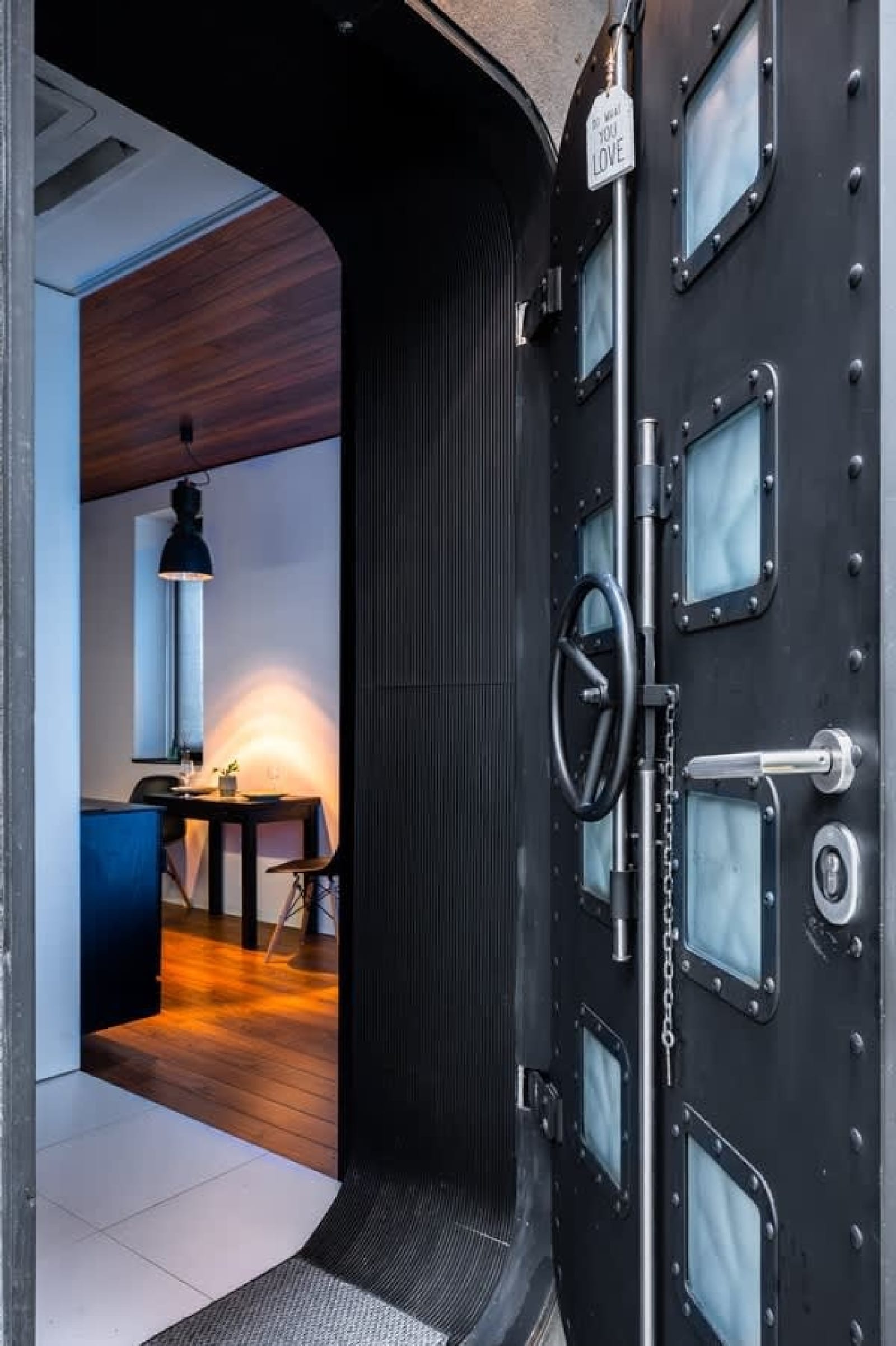 Urban Oasis: Modern Studio with Private Garden - Photo 13