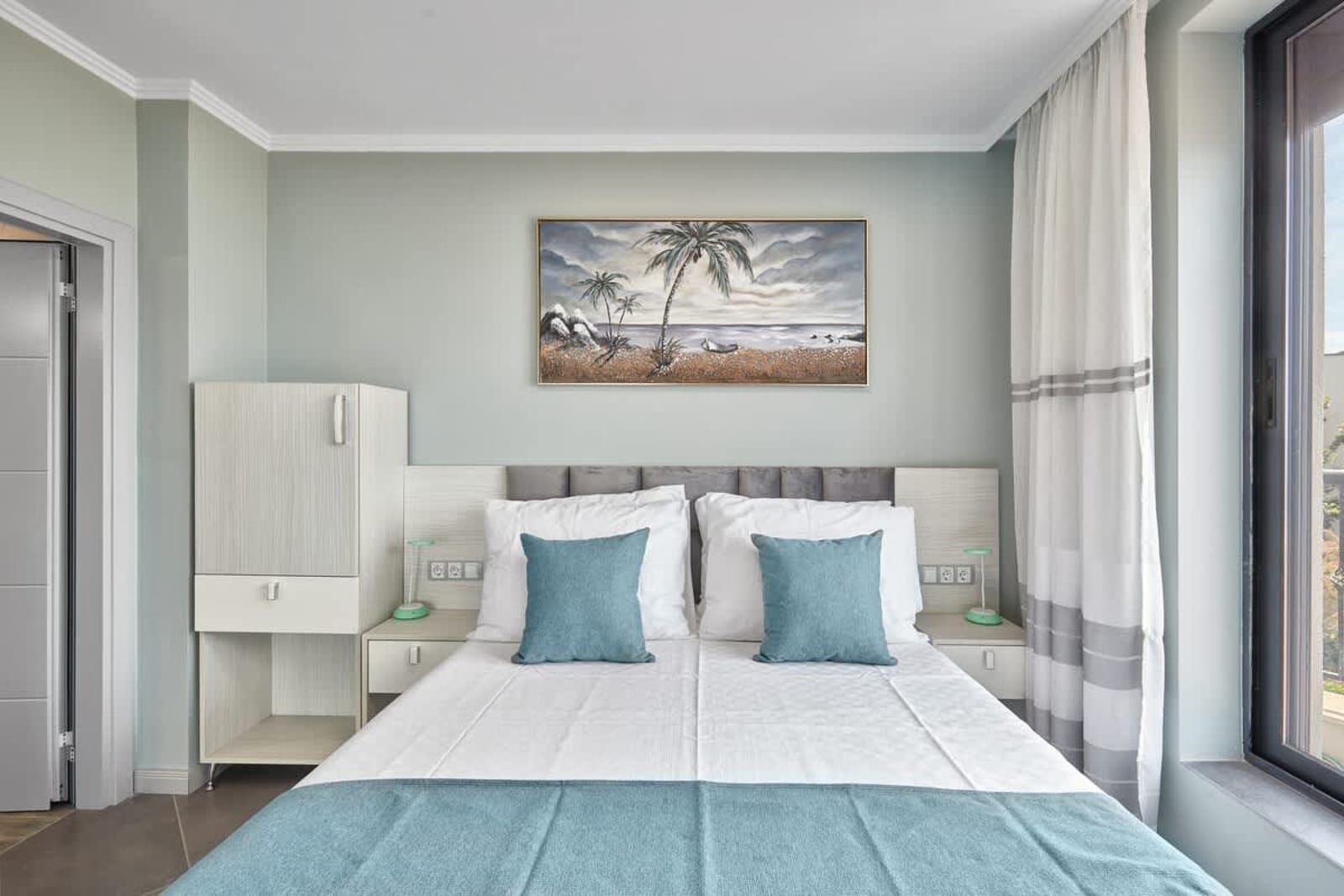 3BD Beach Paradise with a Stunning View + Parking - Photo 4