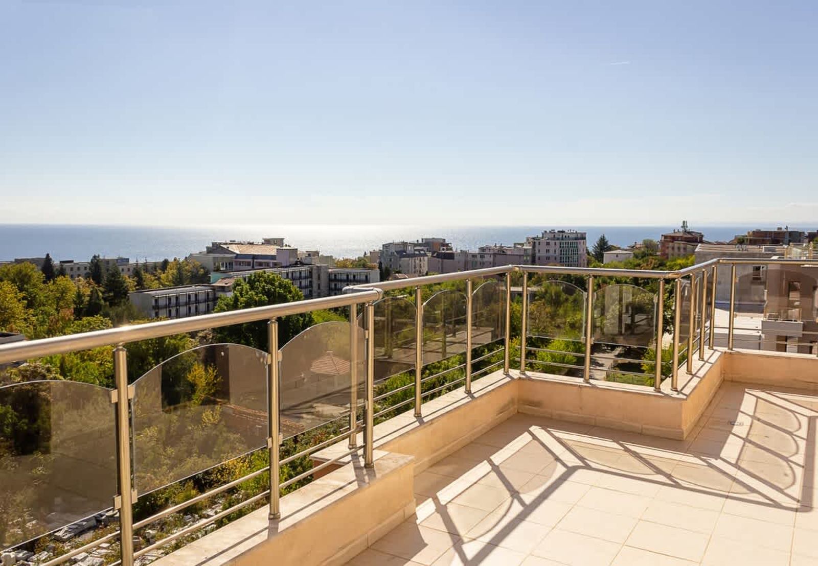 Spacious 3BD Flat with Large Terrace &amp; Sea View - Photo 21