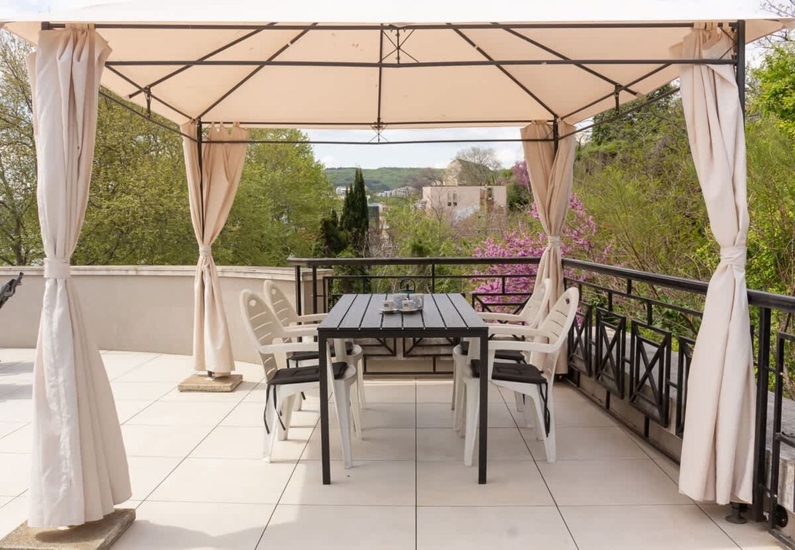 Cozy 1BD Apartment with a Spacious Terrace - Photo 25