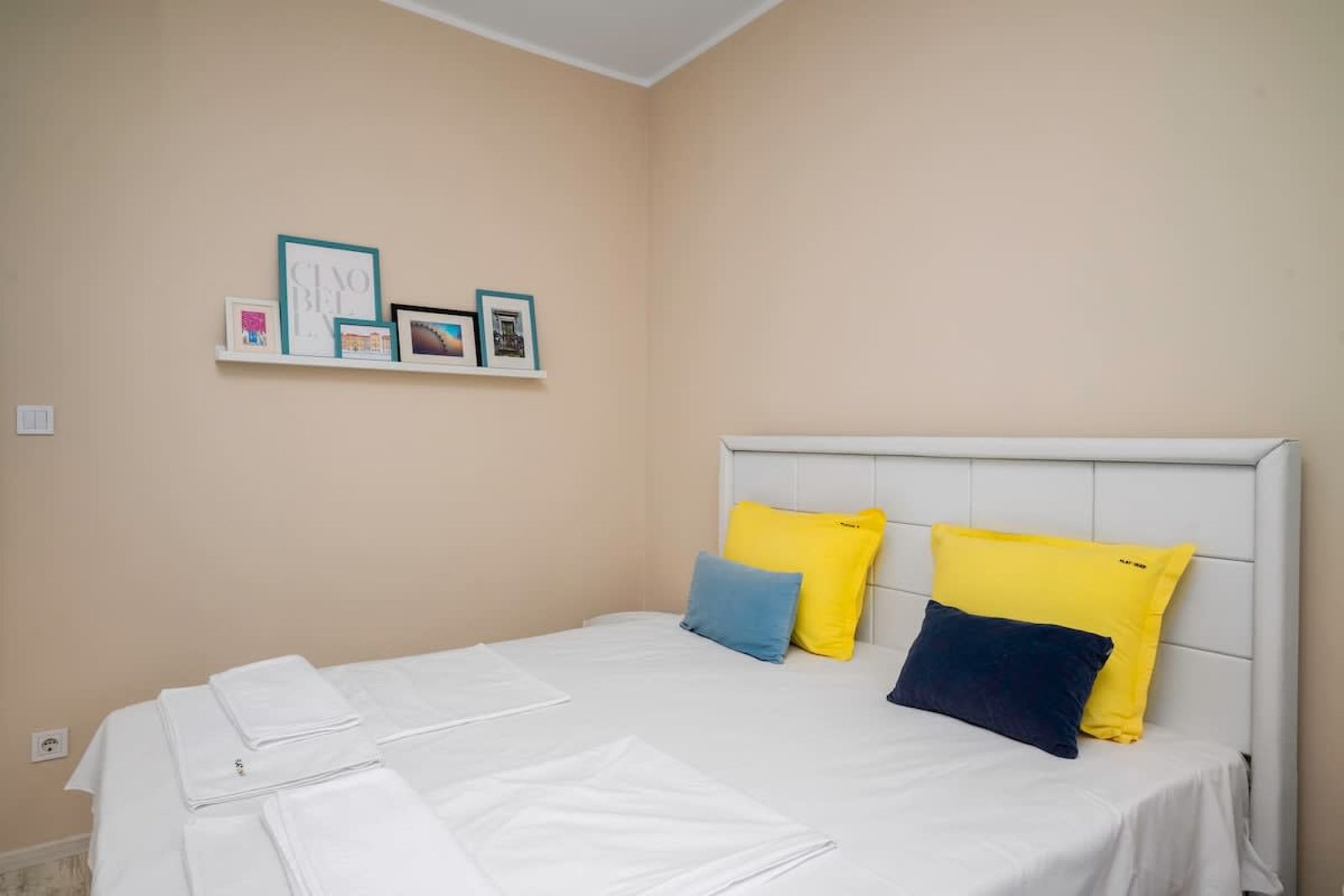 Cozy Nest near Eagle's Bridge with Workspace - Photo 9