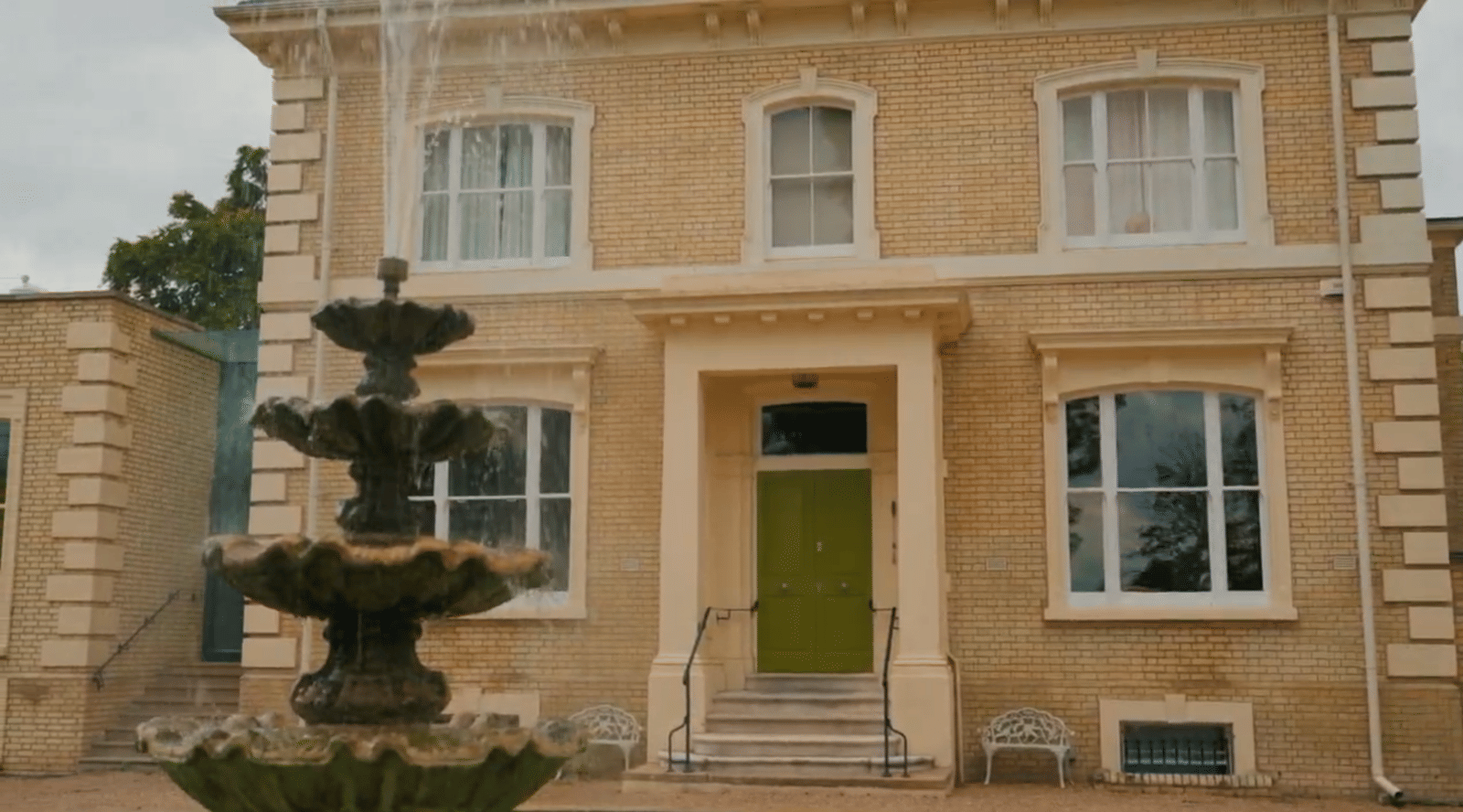 Elegant Regency estate with a private lake and indoor pool, quirky details - Photo 5