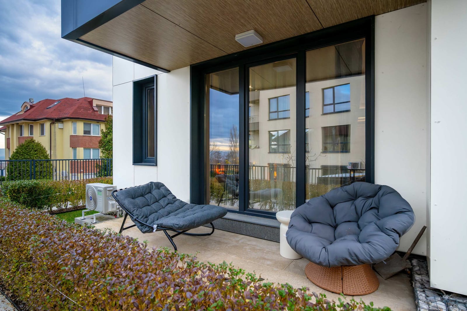 Warm &amp; Stylish Retreat in a Quiet Area - Photo 26