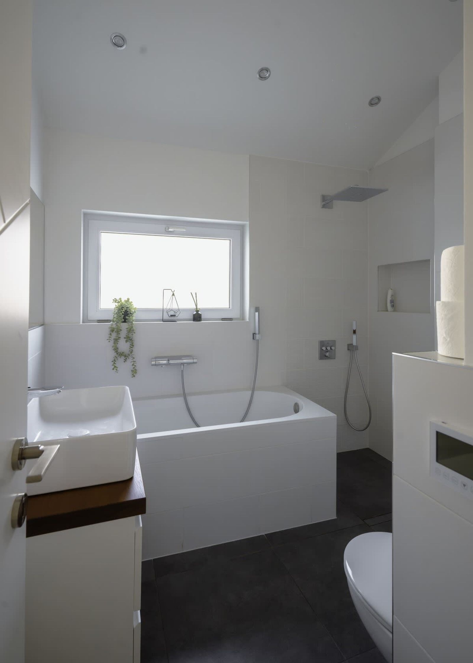 Luminous Central Retreat Spacious 2BD Apartment - Photo 39