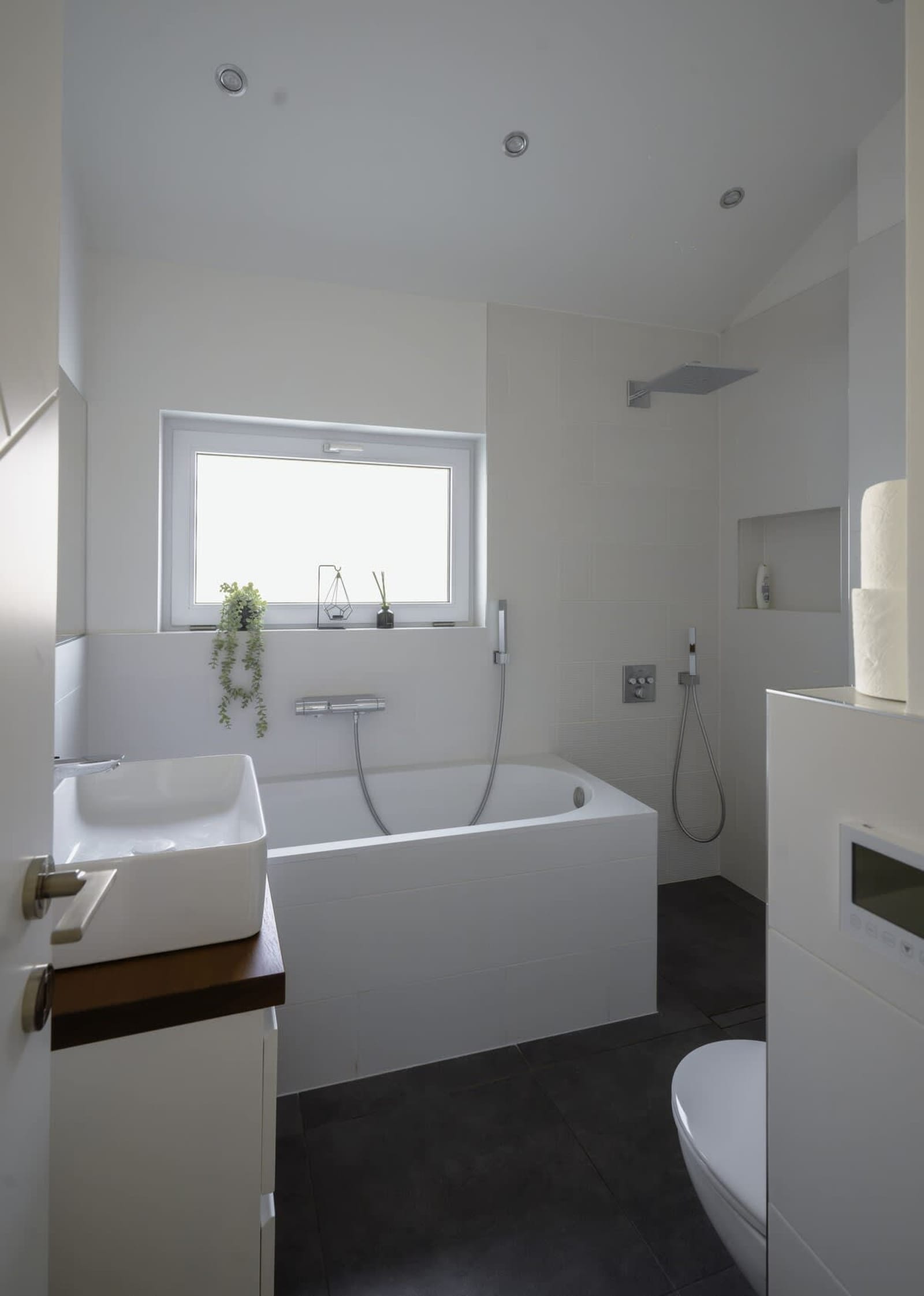 Luminous Central Retreat Spacious 2BD Apartment - Photo 39