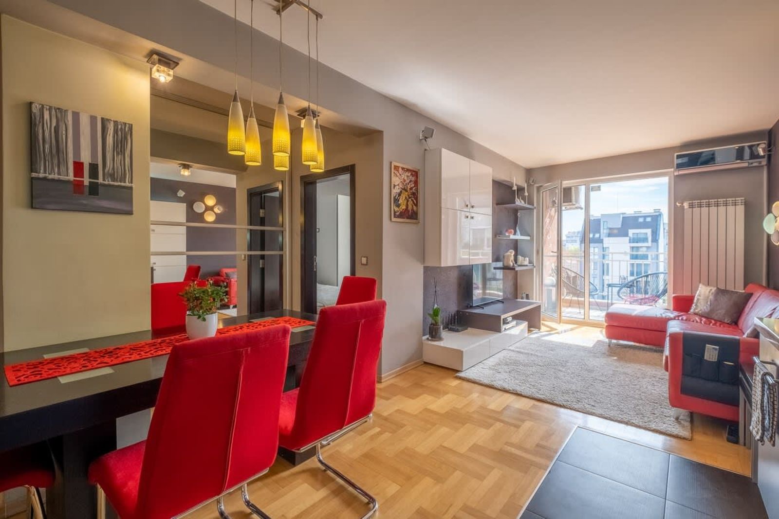 Chic 1BD Flat near Metro | Workspace &amp; Terrace - Photo 2