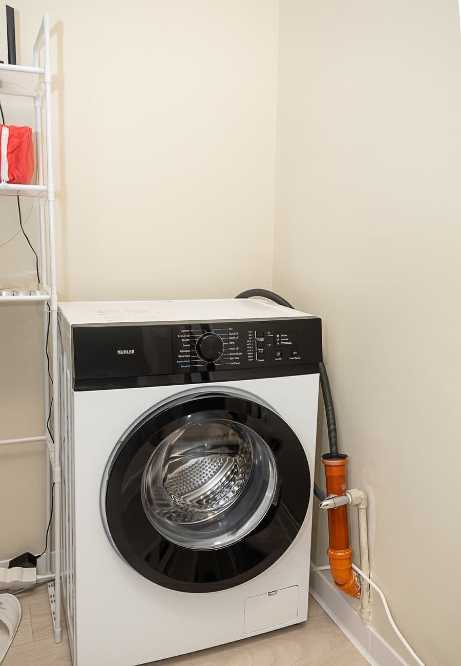 Bright One-Bedroom Flat with Balcony | Quiet Area - Photo 15