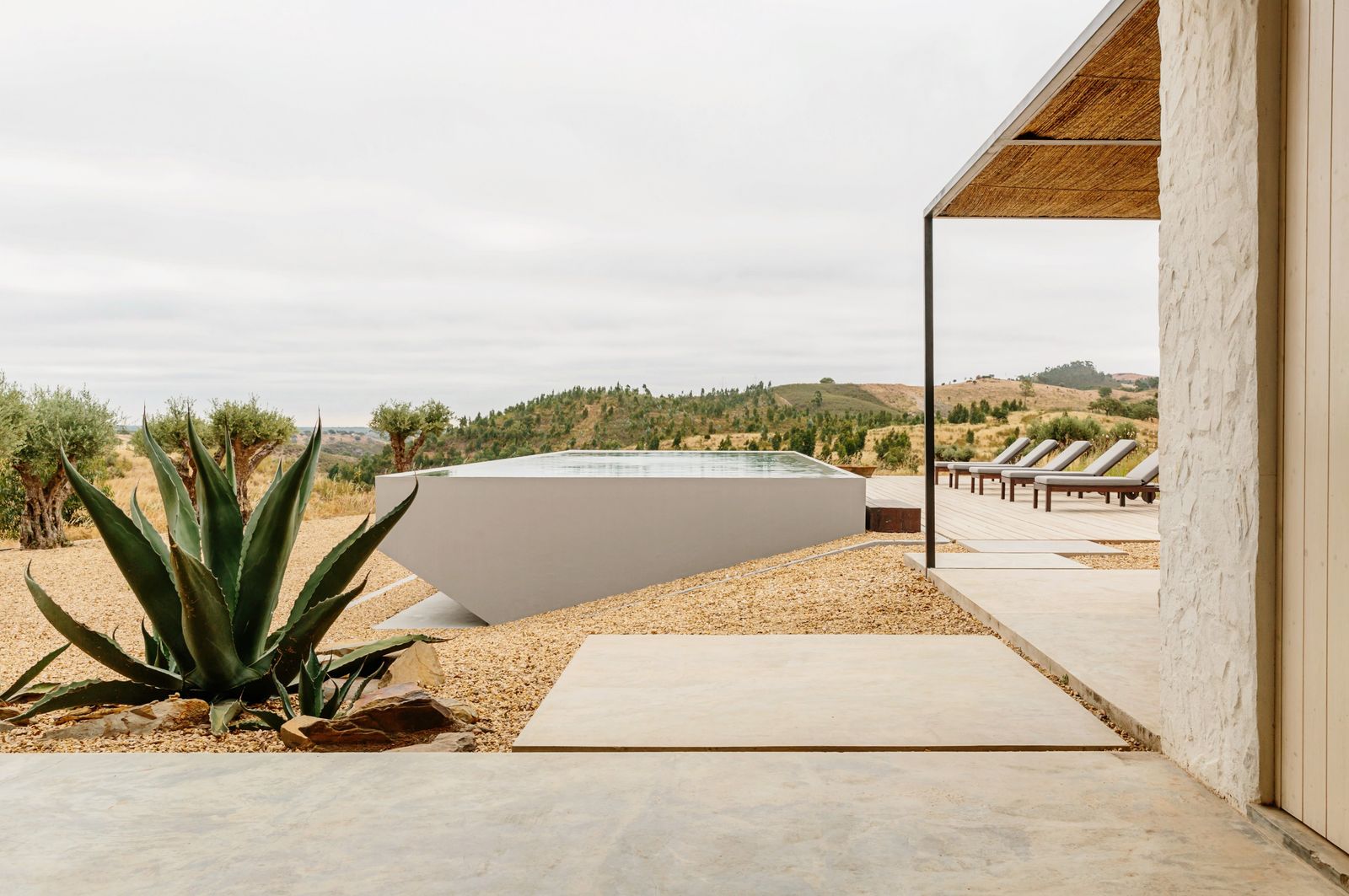 Casa da Volta — Contemporary Walled Villa with Courtyards &amp; Exceptional Natural Light - Photo 14