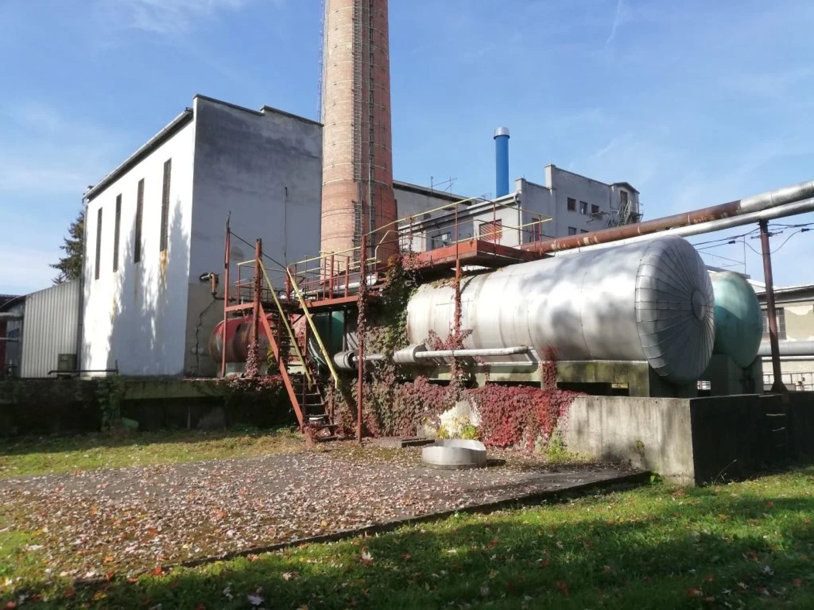 Beautiful Abandoned Factory - Photo 14