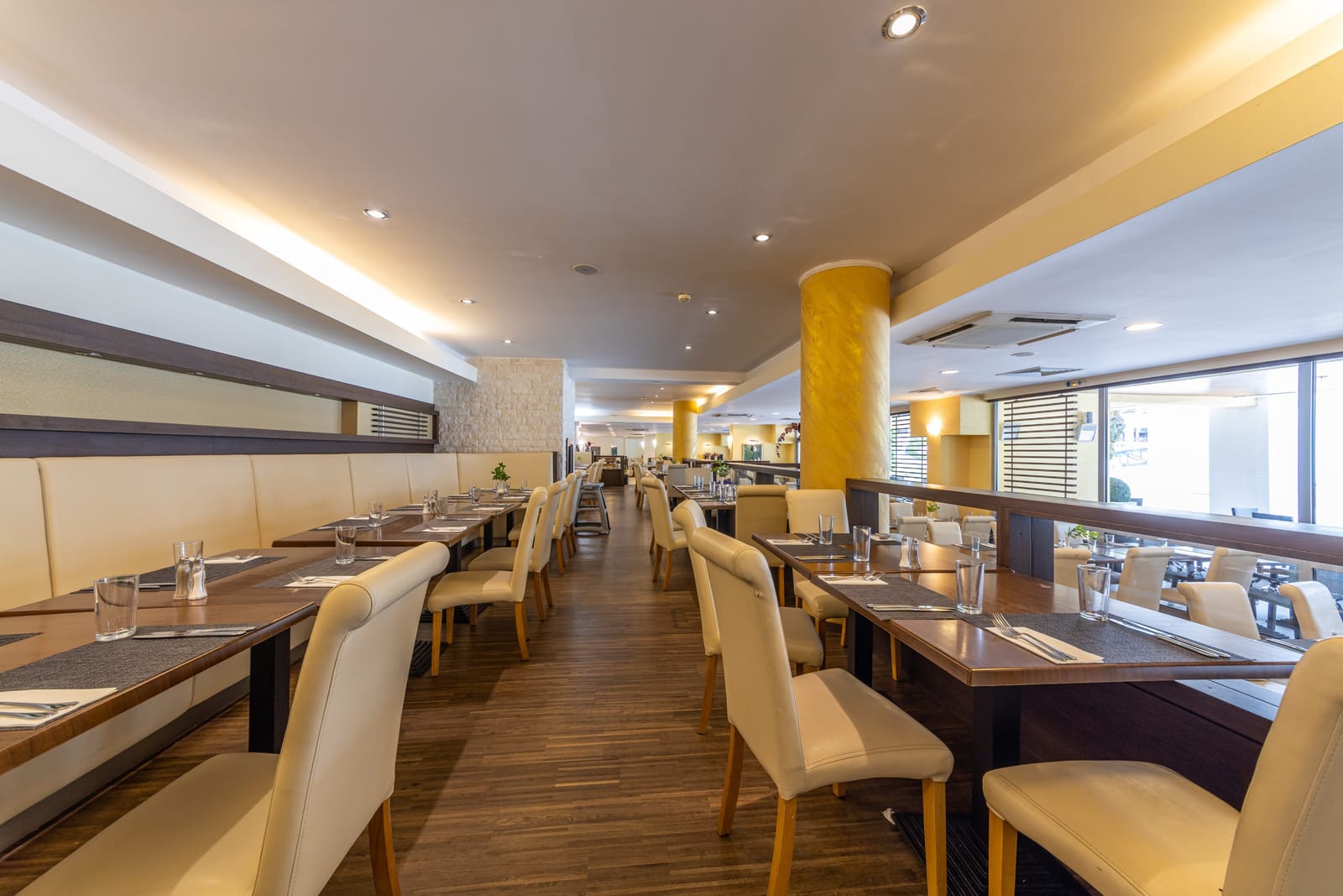 Modern Restaurant in the Flamingo Grand Hotel - Photo 13