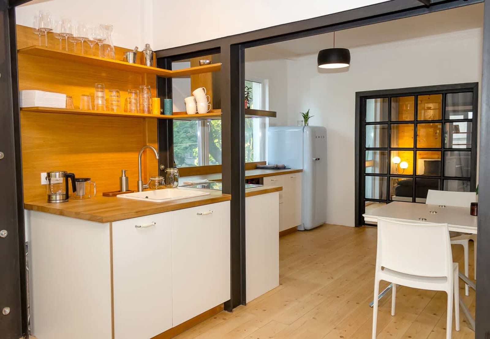 Bright &amp; Spacious Apartment with a Charming Balcon - Photo 11