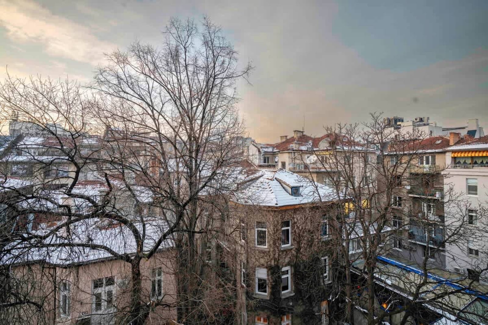 Cozy and Central 2BD Flat - At the Heart of It All - Photo 18