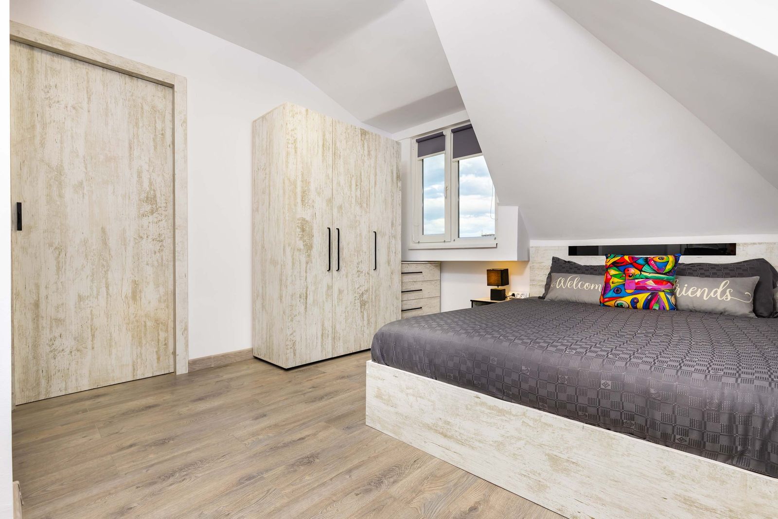 Top-Floor Flat with Balcony - Photo 15