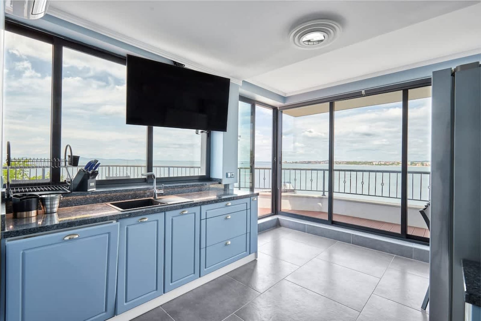 3BD Beach Paradise with a Stunning View + Parking - Photo 2