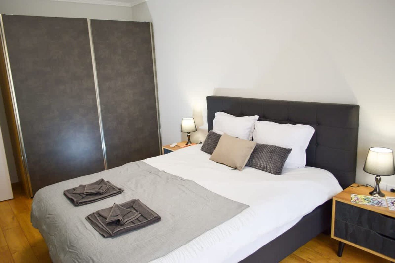 City Center Charm: 2BR Apartment - Photo 11