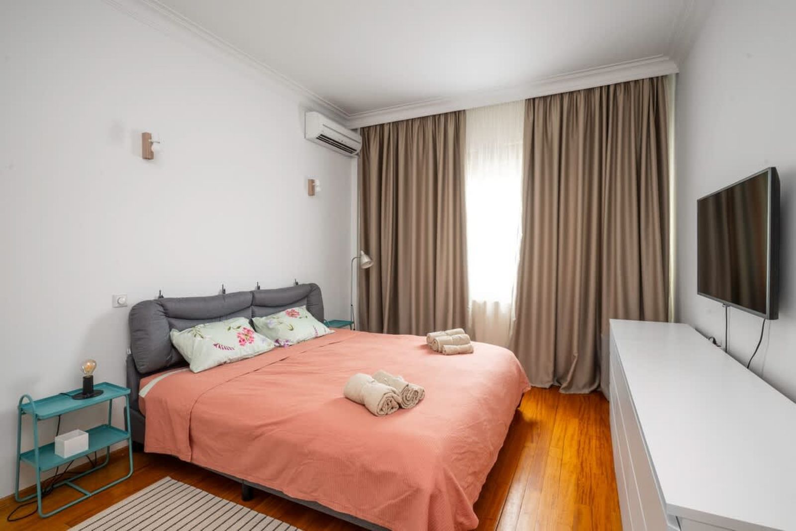 Charming 2BD Apartment in the Heart of the City - Photo 4