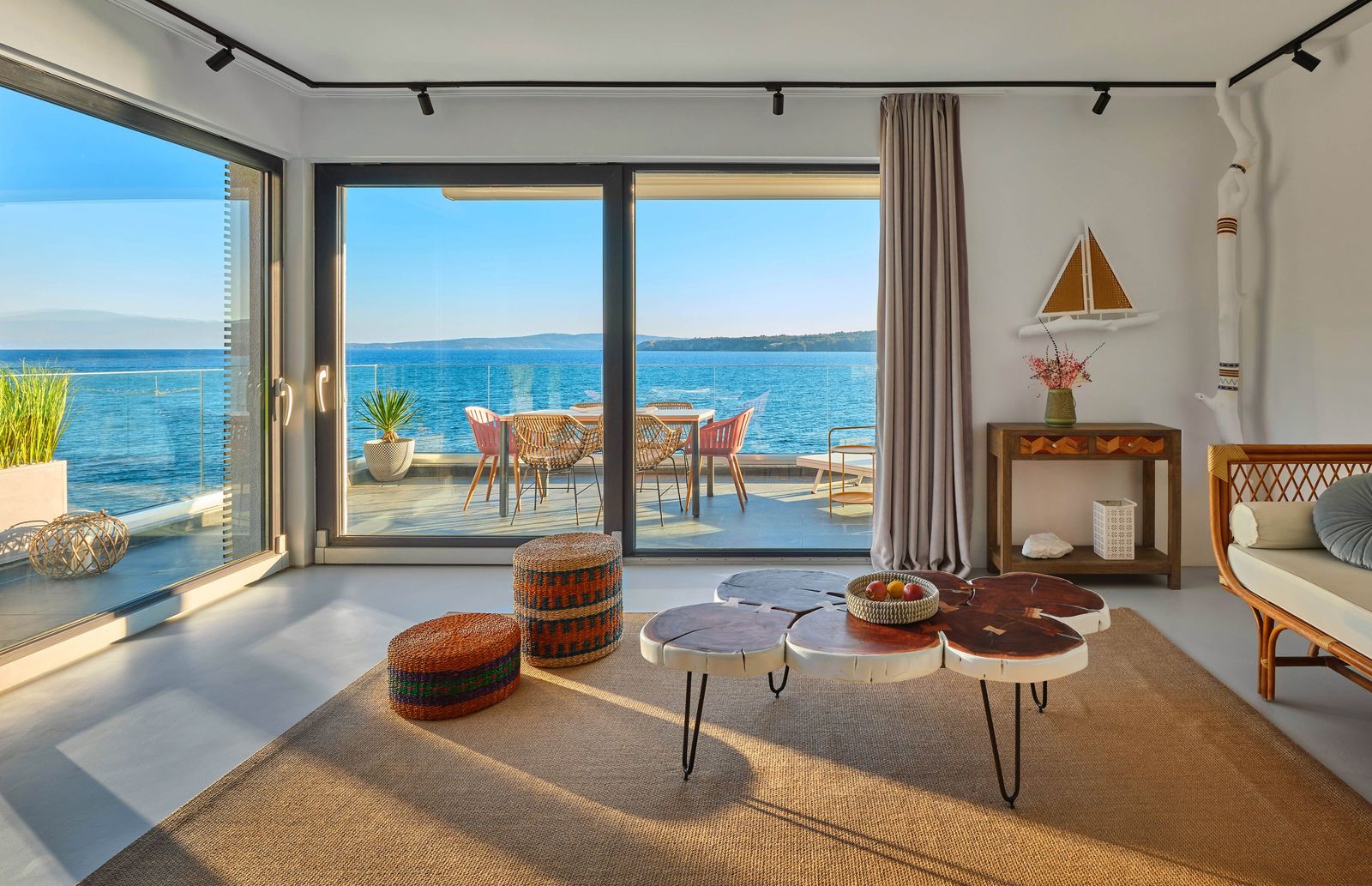 Loft-Style Studio Apartment on the Beach - Photo 33