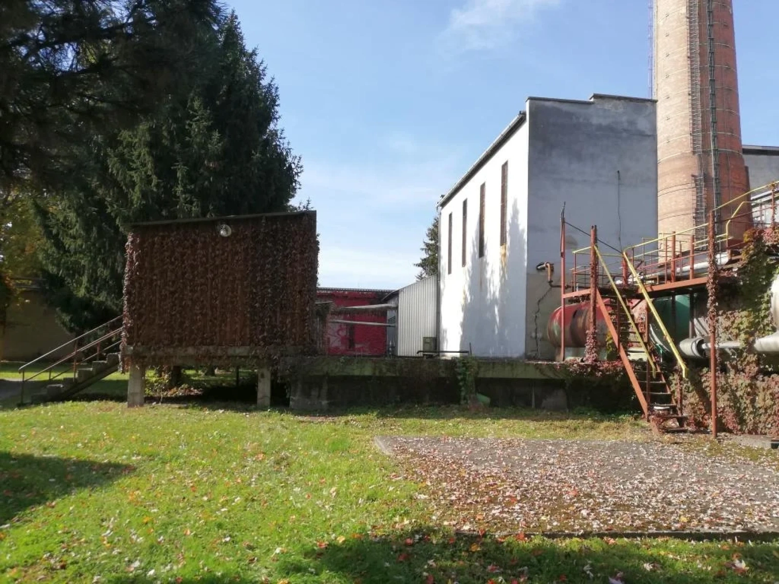 Beautiful Abandoned Factory - Photo 15