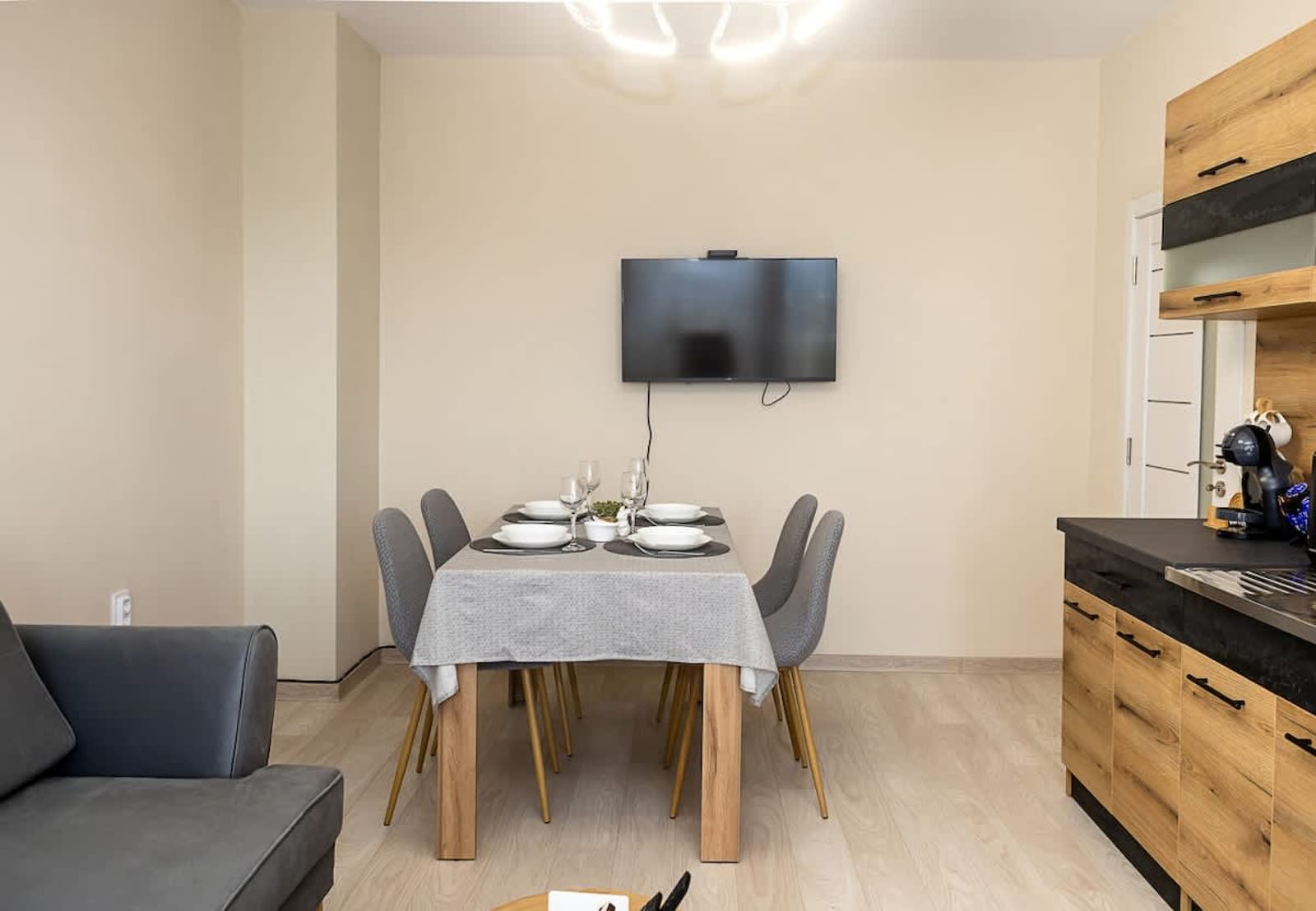 Bright One-Bedroom Flat with Balcony | Quiet Area - Photo 8