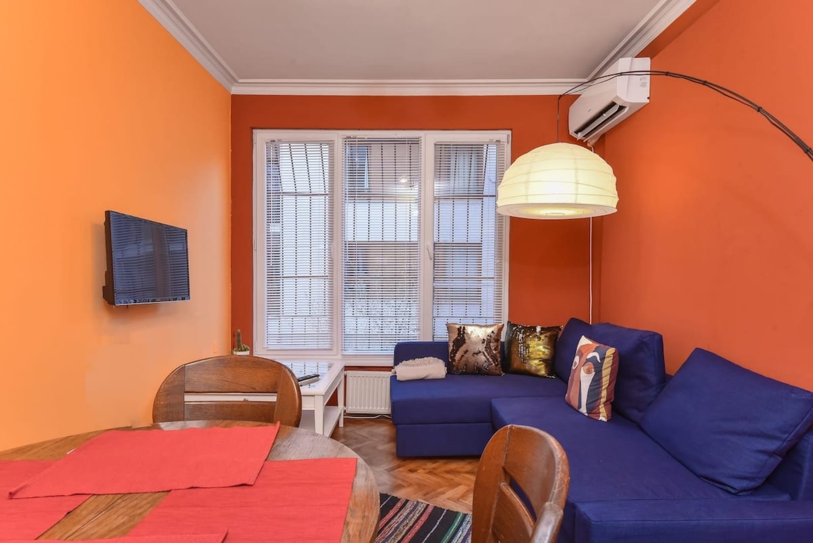 Vintage Spot - Colorful One-Bedroom Apartment - Photo 9