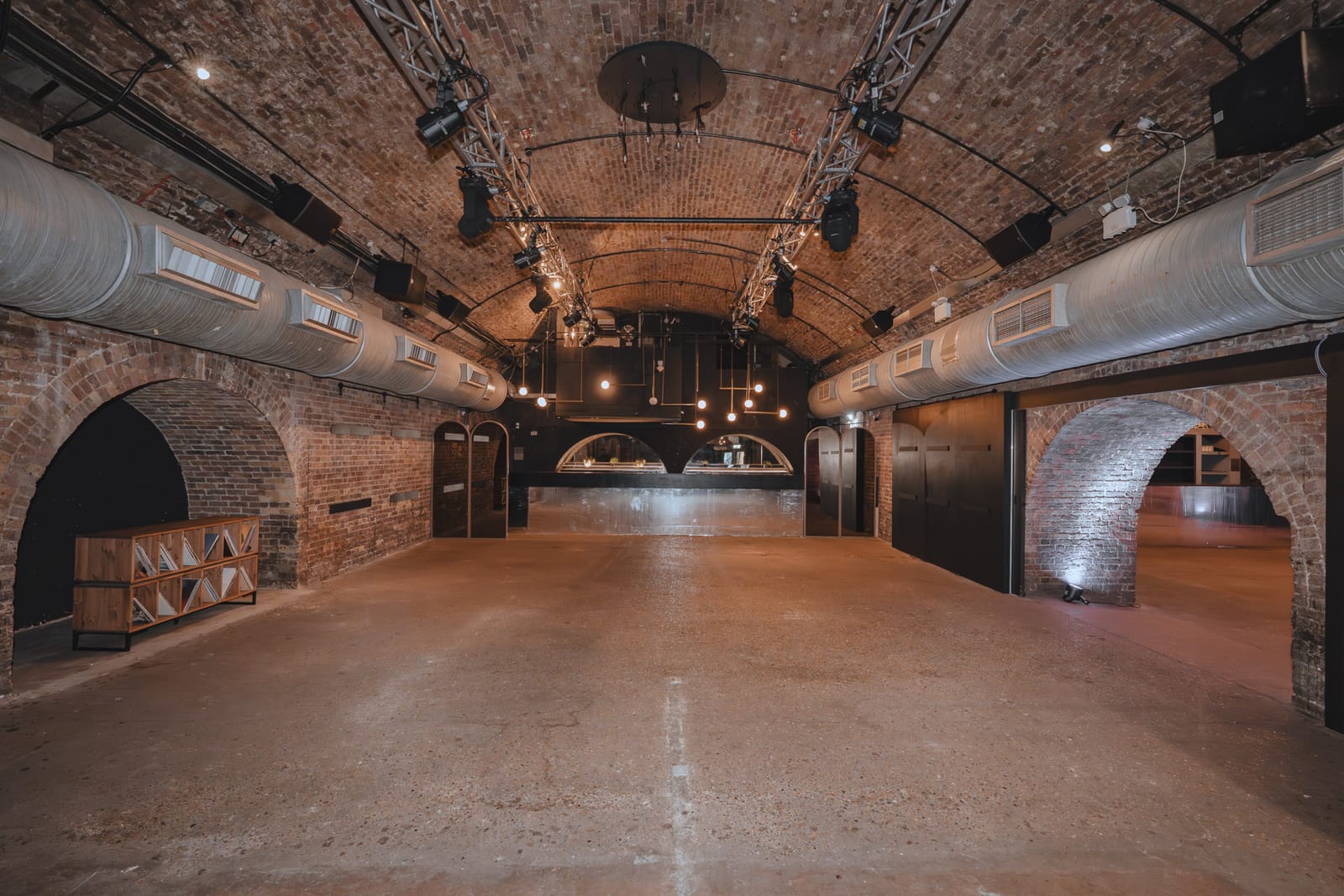 Three Railway Arch Industrial Venue with a Courtyard in Shoreditch - Photo 14