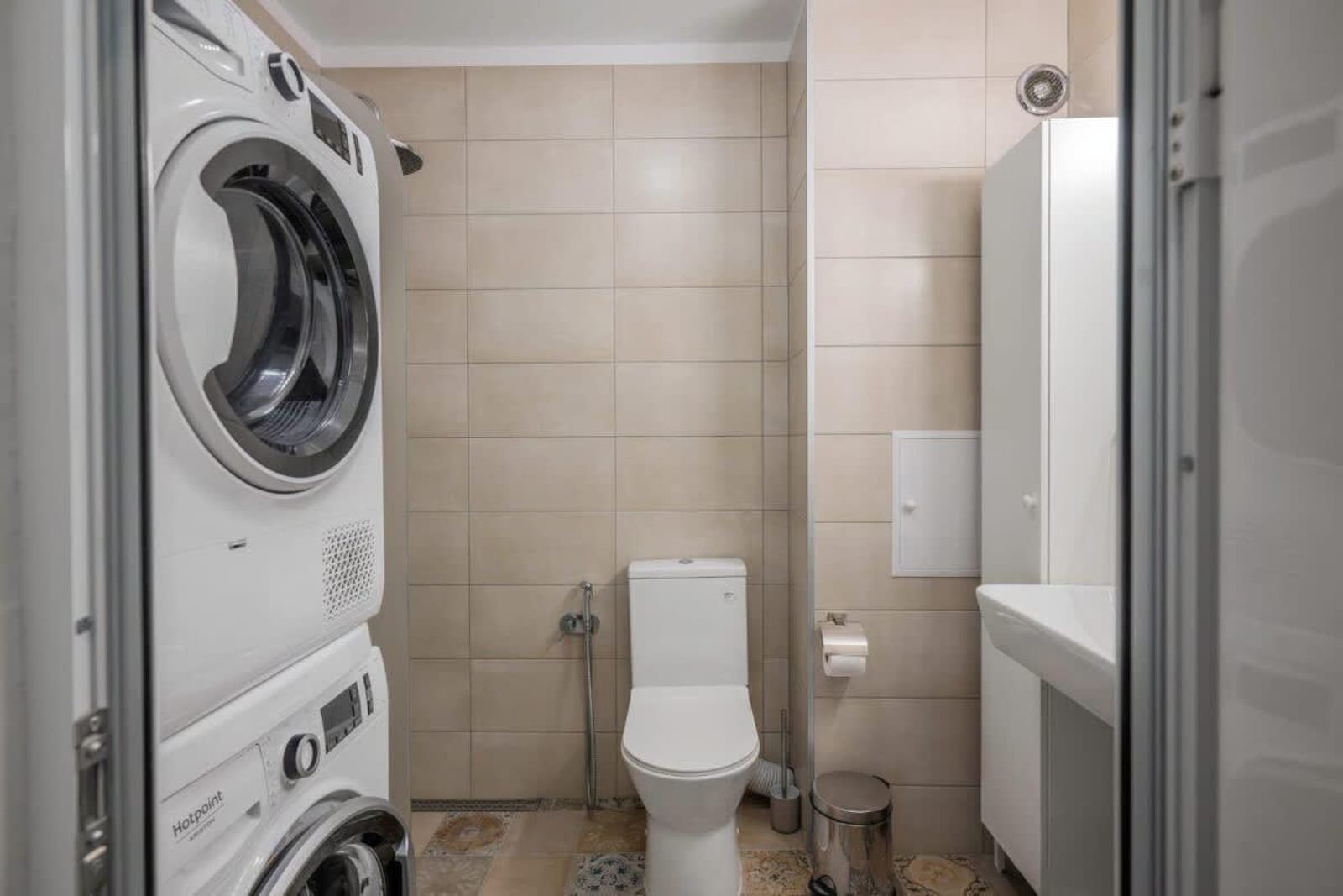 Charming &amp; Cozy 2BD Apartment with Natural Light - Photo 24