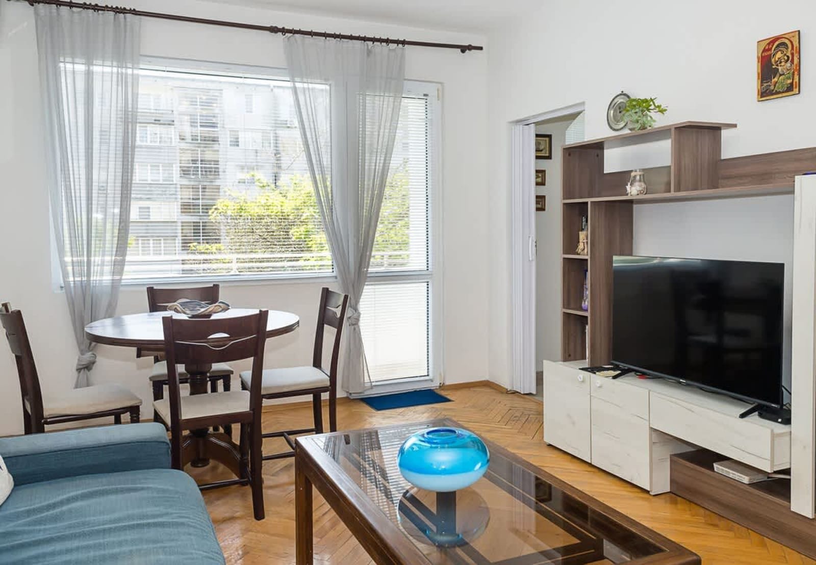 Sunny 2-Bedroom Flat near Sea Garden|Chayka, Varna - Photo 4